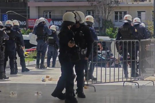 Ένταση έξω από το Εφετείο μετά την αθώωση του Νίκου Ρωμανού - Χρήση δακρυγόνων από την αστυνομία [βίντεο]