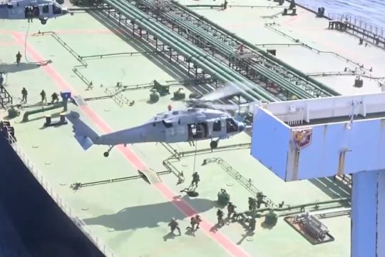 Ένταση στον Ινδικό: Η στιγμή που Αμερικανοί κάνουν ρεσάλτο σε ιρανικό δεξαμενόπλοιο [βίντεο]