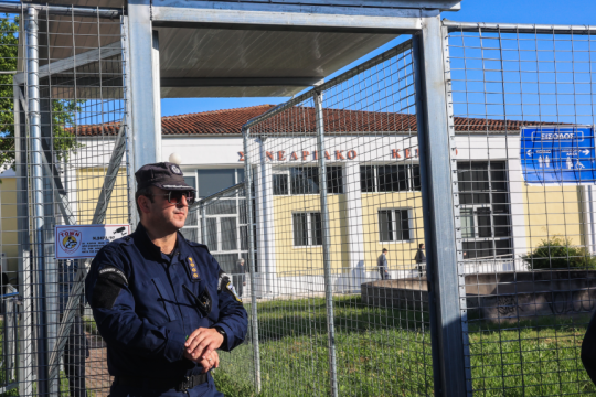 «Ανθρώπινο λάθος» και ευθύνες σε σταθμάρχες και επιθεωρητή: Η στάση του Δημοσίου στη δίκη των Τεμπών