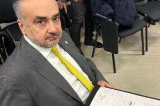 Βερβεσός για αίθουσα δίκης Τεμπών: «Με δικογραφία 20.000 σελίδων σε καρεκλάκι λες και δίνουμε lower»