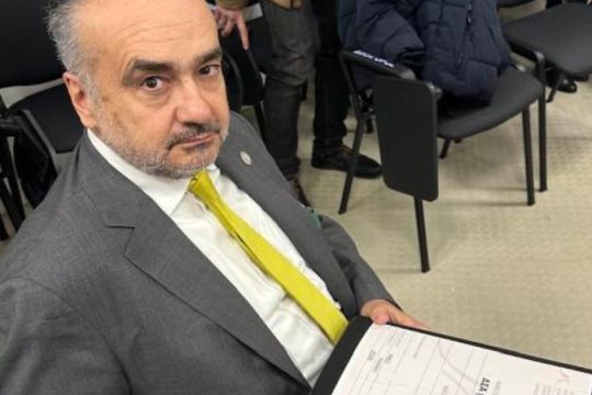 Βερβεσός για αίθουσα δίκης Τεμπών: «Με δικογραφία 20.000 σελίδων σε καρεκλάκι λες και δίνουμε lower»