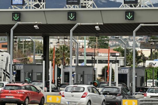 Σε εξέλιξη η έξοδος των εκδρομέων: Αυξημένη κίνηση στις Εθνικές Οδούς – Ουρές στα διόδια Ελευσίνας