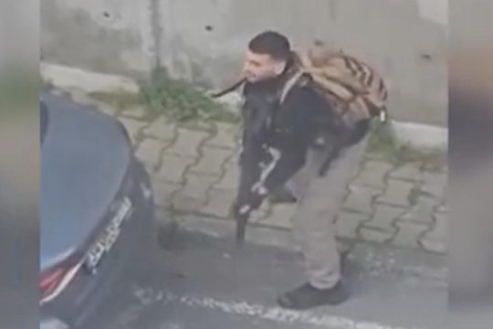 Κωνσταντινούπολη: Η στιγμή που δράστης ανοίγει πυρ έξω από το ισραηλινό προξενείο [βίντεο]