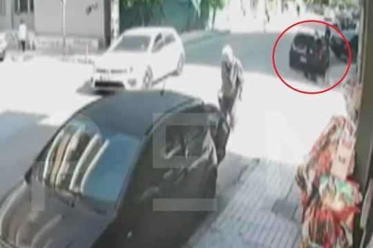 Καρέ καρέ η διαφυγή του 89χρονου μετά τους πυροβολισμούς στον ΕΦΚΑ - Βίντεο ντοκουμέντο