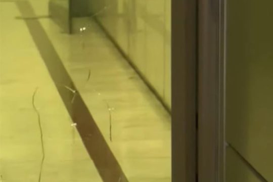 Καλλιθέα: Γκαζάκια σε κτίριο του ΕΦΚΑ - Προκλήθηκε φωτιά και μικρές ζημιές