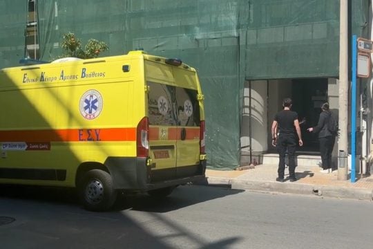 Κεραμεικός: 89χρονος πυροβόλησε με καραμπίνα στον ΕΦΚΑ - Ένας τραυματίας [βίντεο]