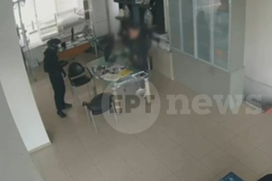 Θεσσαλονίκη: Η στιγμή που κρανοφόρος εκβιάζει 74χρονο επιχειρηματία [βίντεο]