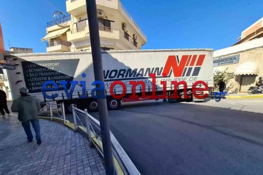 Εύβοια: Νταλίκα σφήνωσε σε δρόμο στο Αλιβέρι λόγω GPS - Έκοψαν τα κάγκελα για να περάσει