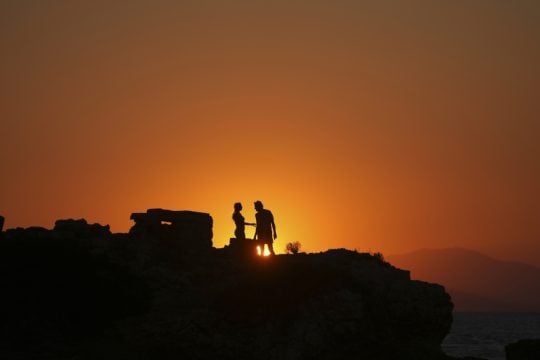 Η Ευρώπη δεν θερμαίνεται ομοιόμορφα: «Καίγονται» οι ανατολικές χώρες, τι συμβαίνει με την Ελλάδα [εικόνες]