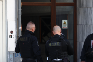 Θεσσαλονίκη: Προσήχθη ο 20χρονος φοιτητής που πετούσε αντικείμενα από το μπαλκόνι [βίντεο]