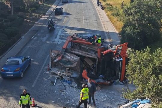 Τροχαίο στη Βουλιαγμένης: Ντελαπάρισε φορτηγό – Απεγκλωβίστηκε ελαφρά τραυματίας ο οδηγός [βίντεο]