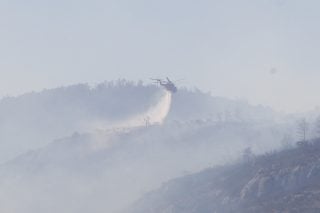 Υπό έλεγχο η φωτιά στην Πάρνηθα: Ισχυρές δυνάμεις της πυροσβεστικής στο σημείο [βίντεο]