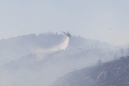Υπό έλεγχο η φωτιά στην Πάρνηθα: Ισχυρές δυνάμεις της πυροσβεστικής στο σημείο [βίντεο]