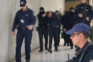 Άγιος Δημήτριος: Η στιγμή που ο 20χρονος δράστης και οι άλλοι τρεις οδηγούνται στο Ναυτοδικείο [βίντεο]