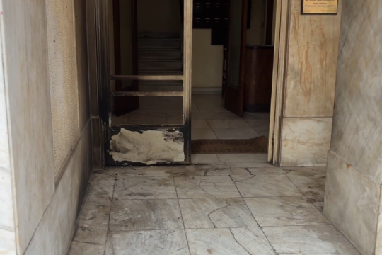 Στην πολυκατοικία που βρίσκεται το δικηγορικό γραφείο Καπερνάρου η εμπρηστική επίθεση με γκαζάκια [βίντεο]
