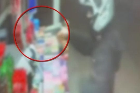 Συνελήφθησαν δύο ανήλικοι για ένοπλες ληστείες σε περίπτερα και βενζινάδικα στα ν. προάστια [βίντεο]