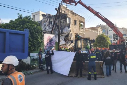 Ένας νεκρός μετά την κατάρρευση πολυκατοικίας στην Κύπρο - Εγκλωβισμένο τουλάχιστον ένα ακόμη άτομο