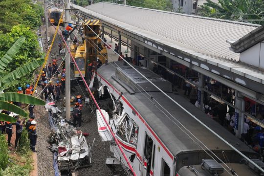 Σύγκρουση τρένων στην Ινδονησία: Τουλάχιστον 14 νεκροί και δεκάδες τραυματίες