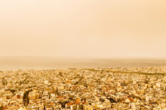 Ο καιρός σήμερα: Κοκτέιλ ζέστης, συννεφιάς και αφρικανικής σκόνης - Πού αναμένονται βροχές