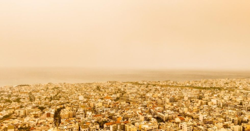 Ο καιρός σήμερα: Κοκτέιλ ζέστης, συννεφιάς και αφρικανικής σκόνης - Πού αναμένονται βροχές