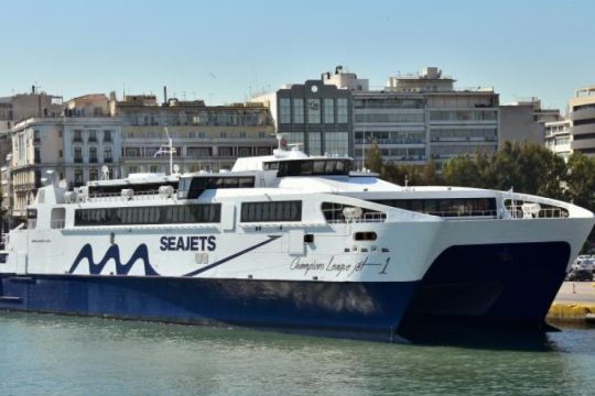 Μπλέχτηκε η άγκυρα του Champion League Jet 1 στο λιμάνι της Πάρου
