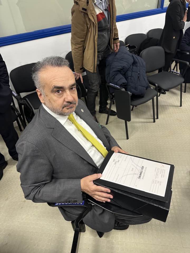 Ο Δημήτρης Βερβεσός στην αίθουσα της δίκης των Τεμπών | Δημήτρης Βερβεσός / Facebook