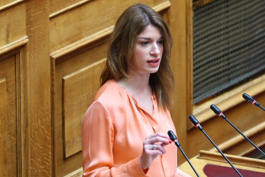 Η Νοτοπούλου δίνει διευκρινίσεις - Η επιστολική ψήφος που... δεν έφτασε ποτέ στη Βουλή