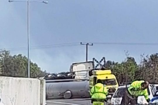 Καβάλα: Ανατράπηκε βυτιοφόρο στην Εγνατία οδό [εικόνες]