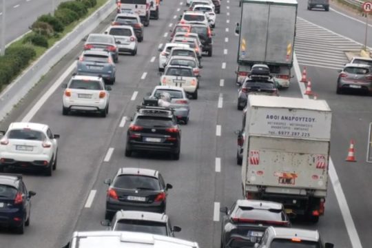 Κίνηση στους δρόμους: Σε χαμηλές ταχύτητες σε Κηφισό και Κηφισίας - Μεγάλες καθυστερήσεις στην Αττική Οδό