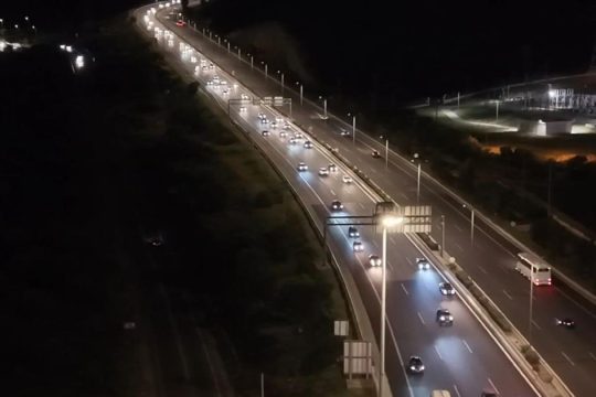 Ουρές χιλιομέτρων στην Αθηνών-Κορίνθου - Μετ' εμποδίων η επιστροφή των εκδρομέων του Πάσχα [βίντεο drone]
