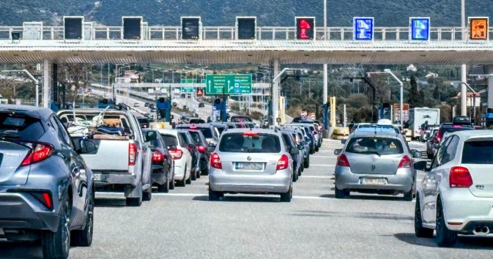 «Σημειωτόν» η επιστροφή των εκδρομέων του Πάσχα: Στο «κόκκινο» η κίνηση στην Αθηνών-Κορίνθου