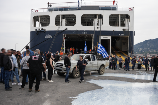 Λέσβος: Αγώνας επιβίωσης για τους απελπισμένους κτηνοτρόφους - Κινητοποιήσεις στους δρόμους και το λιμάνι