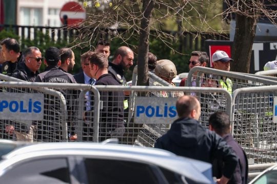 Επίθεση στο ισραηλινό προξενείο της Κωνσταντινούπολης: «Σφαίρες χτυπούσαν τα πάντα» - Το προφίλ των δραστών