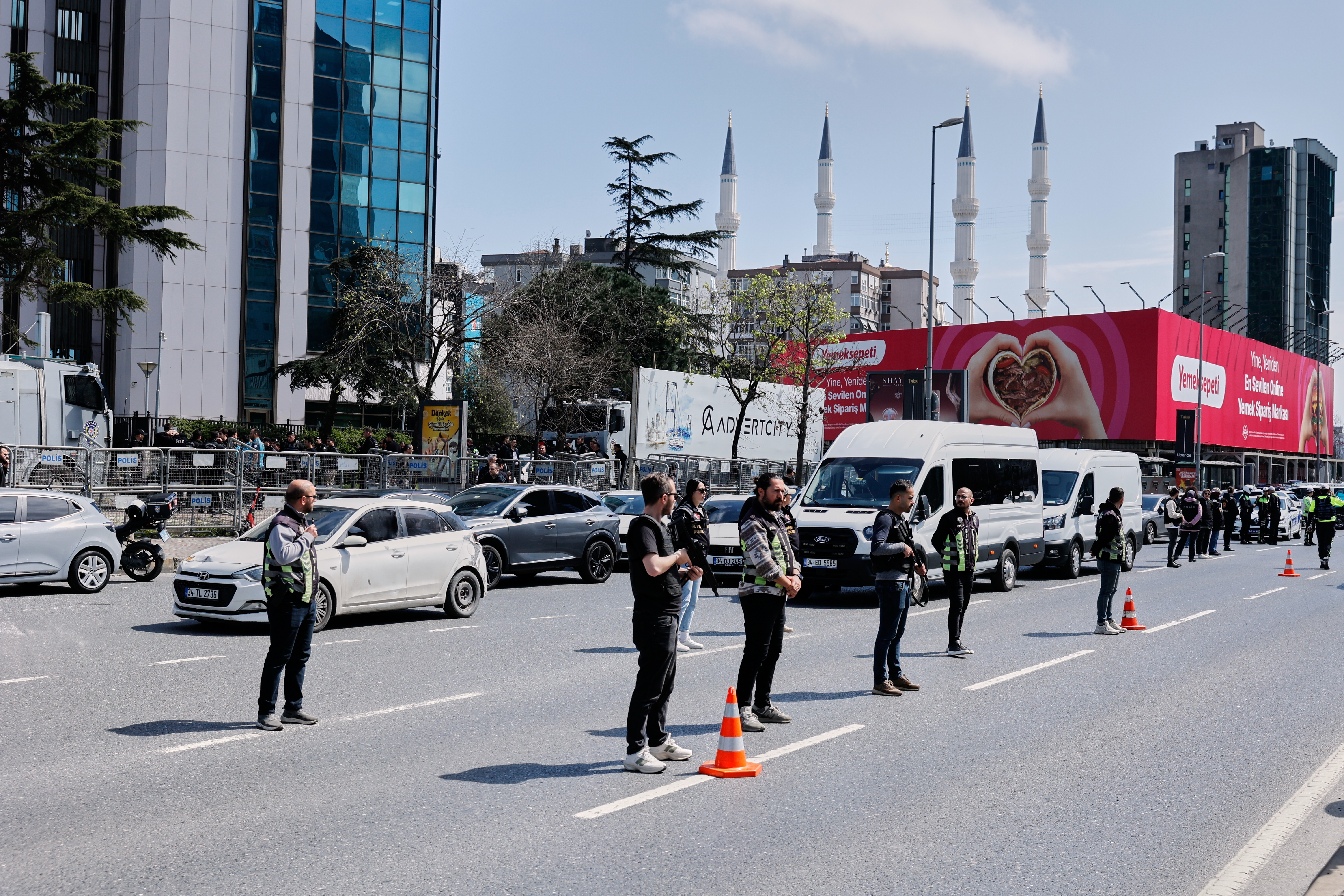 Αστυνομικός κλοιός γύρω από την περιοχή Μπεσίκτας όπου σημειώθηκαν οι πυροβολισμοί στην Κωνσταντινούπολη | Omer Hamza Yildiz/DIA Photo via AP
