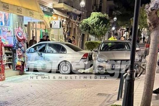 Κρήτη: Τρελή πορεία αυτοκινήτου - Έπεσε σε σταθμευμένα οχήματα και ξήλωσε μπάρες