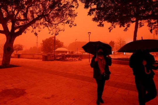 «Κοκκίνισε» όλη η Κρήτη: Απίστευτα πλάνα από την αφρικανική σκόνη πάνω από το νησί [εικόνες - βίντεο]