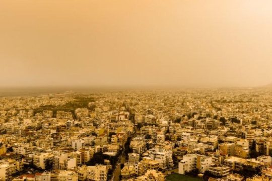 Συννεφιασμένος ο καιρός και σήμερα, με έντονη αφρικανική σκόνη – Πού θα πέσουν λασποβροχές