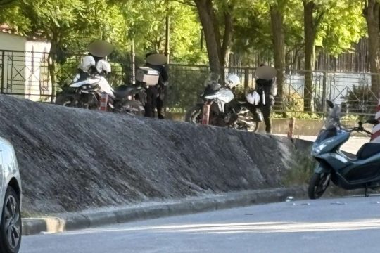 Λάρισα: Ανήλικη απείλησε να αυτοκτονήσει μετά από καβγά με τους γονείς - Έσπευσε η ΕΛΑΣ στο σημείο