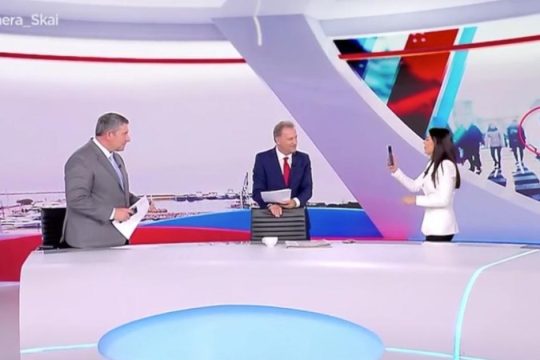 «Είναι η Ελένη Λουκά της πολιτικής»: H Λατινοπούλου μιμήθηκε με cringe τρόπο την Κωνσταντοπούλου on air [βίντεο]