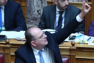 Νέα Αριστερά κατά Λαζαρίδη για το πτυχίο: «Λέει ψέματα, η μπάλα στο γήπεδο του πρωθυπουργού»