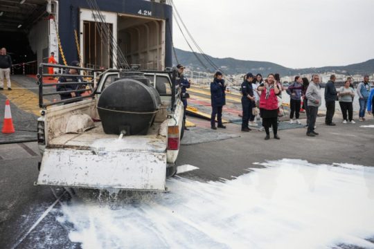 Ξενοδόχοι κατά κτηνοτρόφων στη Λέσβο: Προσφεύγουν στην εισαγγελία λόγω των κινητοποιήσεων για τον αφθώδη πυρετό