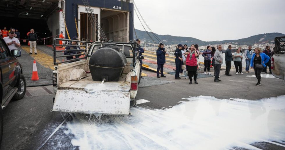 Ξενοδόχοι κατά κτηνοτρόφων στη Λέσβο: Προσφεύγουν στην εισαγγελία λόγω των κινητοποιήσεων για τον αφθώδη πυρετό