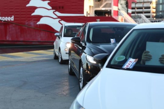 Σε πλήρη εξέλιξη η πασχαλινή έξοδος – Αυξημένη η κίνηση στα λιμάνια της Αττικής [βίντεο]