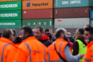Καταγγελία από λιμενεργάτες για εργασία εν μέσω κακοκαιρίας