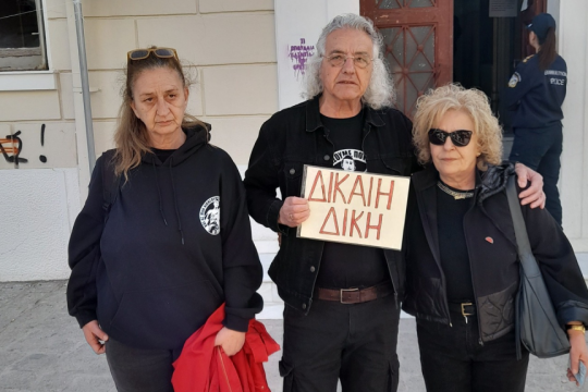 Η Μάγδα Φύσσα στη δίκη για τον θάνατο του Μάγγου: «Αλληλέγγυα όπως πάντα προς όλους»