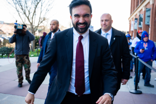 Νέα Υόρκη: Ο Μαμντάνι ευχήθηκε στα ελληνικά για το Πάσχα και άφησε έκπληκτο τον Ελπιδοφόρο [βίντεο]