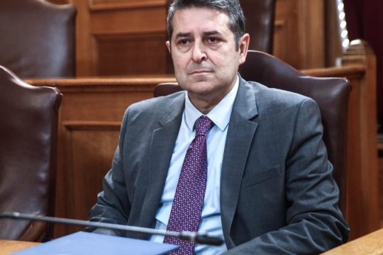 Λιποθύμησε στον πρωινό καφέ στο Μαξίμου ο Γιώργος Μυλωνάκης - Μεταφέρθηκε στο νοσοκομείο