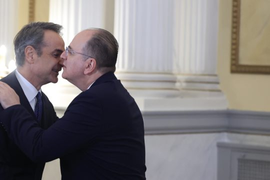 «Τελικά παραιτήθηκε»: Τα σχόλια της αντιπολίτευσης για τον Λαζαρίδη και τα πυρά σε Μητσοτάκη