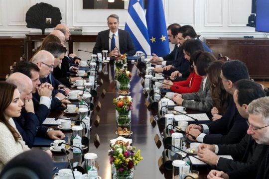 Ανασχηματισμός ή πρόωρες εκλογές: Σενάρια ραγδαίων πολιτικών εξελίξεων μετά τη νέα «βόμβα» ΟΠΕΚΕΠΕ