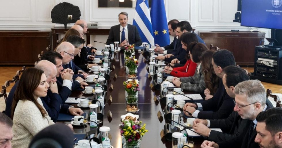 Ανασχηματισμός ή πρόωρες εκλογές: Σενάρια ραγδαίων πολιτικών εξελίξεων μετά τη νέα «βόμβα» ΟΠΕΚΕΠΕ